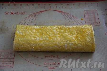 Смазать штрудель взбитым желтком и поставить в разогретую духовку.