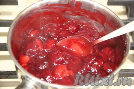 Ягоды во время прогревания выделят сок, довести вишнёвую начинку до кипения, аккуратно помешивая, а после закипания проварить 1-2 минуты (до загустения). У нас получится красивая и ароматная начинка для штруделя. Снять вишню с огня, накрыть её плёнкой так, чтобы плёнка лежала на поверхности ягод (благодаря тому, что плёнка будет прилегать к ягодам, на поверхности начинки не будет образовываться корочка) и оставить минут на 15-20.