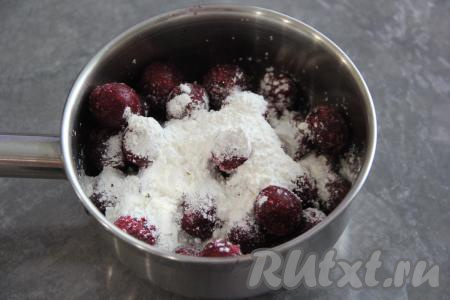 Начинку следует сделать минут за 15-20 до приготовления штруделя, чтобы она слегка остыла. Для этого в сотейник нужно выложить замороженную (или свежую) вишню, сахар и крахмал, перемешать и поставить на медленный огонь.