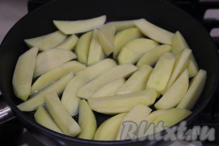 Пока жарятся грибочки, почистить картошку и нарезать её на крупные дольки. В другую сковороду влить растительное масло и хорошо разогреть. Выложить картофельные дольки в один слой. Картошку не перемешивать 5-7 минут, чтобы образовалась красивая зажаристая корочка. Затем жарить картошку почти до готовности (примерно, минут 15-20), периодически, но не часто, перемешивая.