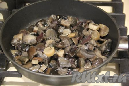 ​​​​​​Жарить грибы, примерно, 20 минут на среднем огне, периодически перемешивая.