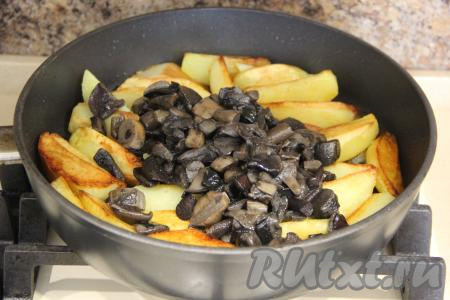 К картошке добавить жареные грибы.