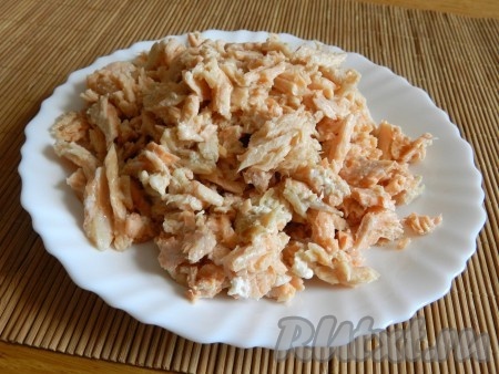 Семгу отварить в подсоленной воде, очистить от костей и нарезать небольшими кусочками.