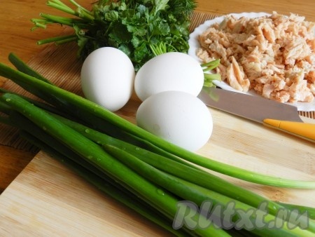 Зеленый лук, укроп и петрушку вымыть и мелко нарезать. Яйца отварить вкрутую и очистить.