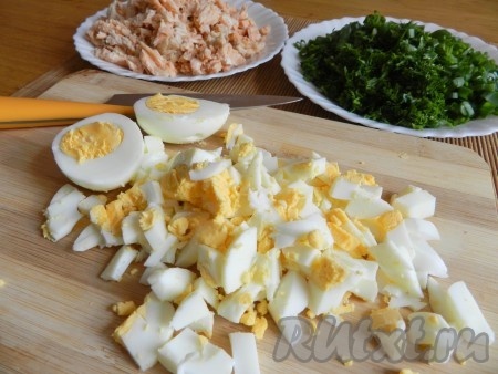 Отваренные яйца нарезать.