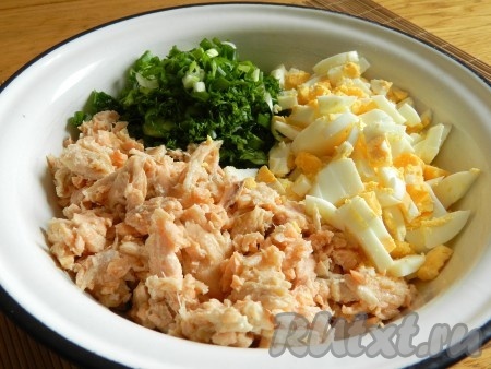 Смешать для начинки яйца, зелень и рыбу. По вкусу посолить и поперчить начинку.