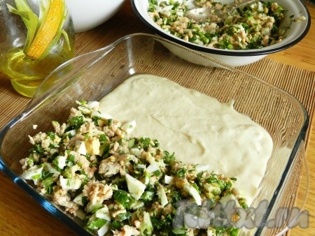 Форму для выпечки смазать маслом. Выложить половину теста для рыбного пирога с семгой, разровнять. На тесто равномерно распределить начинку и сверху ровным слоем выложить оставшееся тесто.