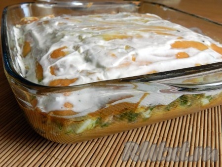 Выпекать рыбный пирог с семгой в разогретой до 190 градусов духовке 25-30 минут. Готовый пирог еще горячим смазать сметаной. Остудить пирог в форме.