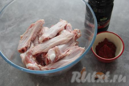 Утиные крылышки промыть под водой и разрезать по фалангам на 2 части.