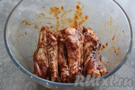 Перемешать крылья с маринадом и оставить мариноваться на 2-3 часа.