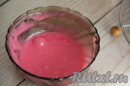 Глазурь, приготовленная на ягодном соке, получится тягучей, гладкой.&nbsp;
