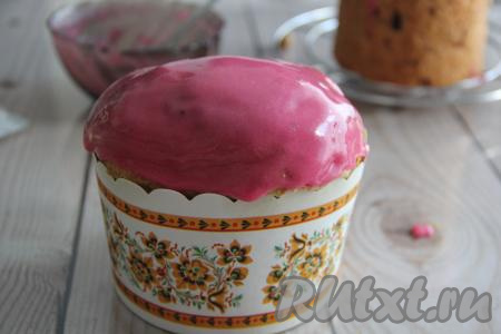 Покрыть ягодной глазурью готовые куличи. Наносить такую глазурь нужно, начиная с середины кулича, небольшими порциями, слегка растирая её по поверхности кулича. Глазурь выровняется и образует подтёки. Ягодная глазурь быстро схватывается, поэтому её нужно сразу (пока она не подсохла) украшать цветной посыпкой. Глазурь, замешанная на ягодном соке, получается с приятной кислинкой, красивой и очень вкусной, она хорошо застывает. При разрезании кулича такая глазурь не сыпется!&nbsp;