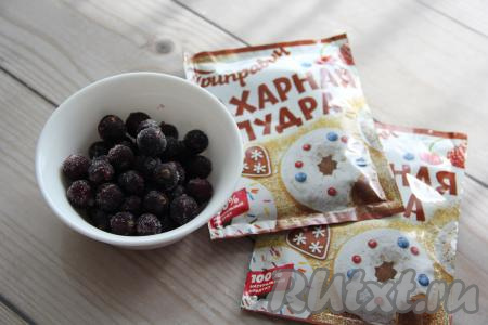 Подготовить продукты для приготовления ягодной глазури для кулича. Замороженные ягоды (у меня, примерно, 3 столовые ложки чёрной смородины) полностью разморозить при комнатной температуре (или поставить в микроволновку минуты на 2). Полностью разморозившиеся ягодки дадут сок.