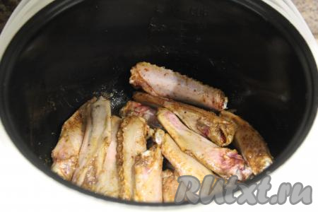 Выставить режим "Жарка" и жарить крылышки 10 минут, пару раз переворачивая их.