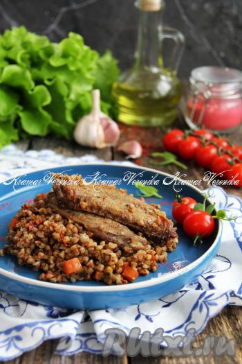 Переложить рассыпчатую гречку с наивкуснейшими утиными крыльями из чаши мультиварки на тарелку и подать к столу.