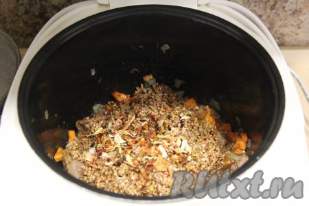 Добавить сушёные овощи, специи и соль.