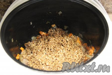 Хорошо промыть гречку, убирая чёрные зёрнышки. Подготовленную гречневую крупу всыпать в чашу мультиварки к овощам и утиным крыльям.