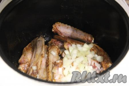 К обжаренным крыльям выложить мелко нарезанный лук, перемешать и обжаривать минуты 2-3.