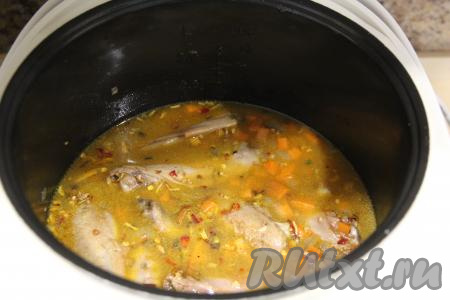 Влить воду комнатной температуры и перемешать. Закрыть крышку мультиварки, выставить режим "Плов" на 35 минут.