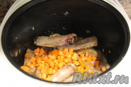 Затем выложить в чашу морковку, нарезанную на небольшие кубики, перемешать.