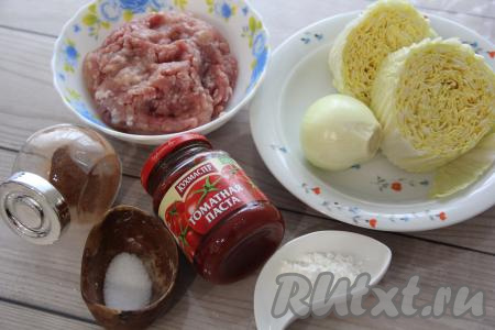 Подготовить продукты для приготовления тефтелей с пекинской капустой. Фарш можно взять покупной (как это сделала я) или приготовить в домашних условиях, пропустив через мясорубку кусочки мяса. Почистить луковицу от шелухи.