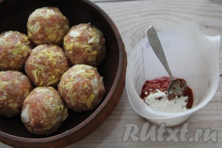 Перемешать фарш с пекинской капустой и специями. Из полученной массы сформировать тефтели любого размера. Выложить их в жаропрочную форму. Для приготовления соуса соединить томатную пасту, крахмал и воду, подсолить по вкусу и перемешать.