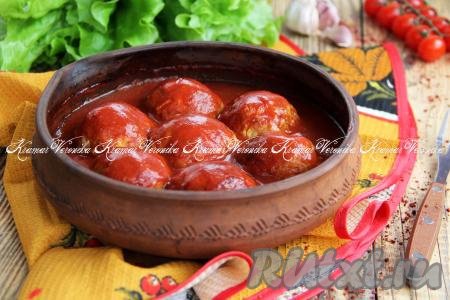 Тефтели, приготовленные с добавлением пекинской капусты, получаются вкусными, нежными, к столу подаём в горячем виде, дополнив любимым гарниром (например, картофельным пюре или рисом), поливая томатным соусом, в котором тушились тефтельки.