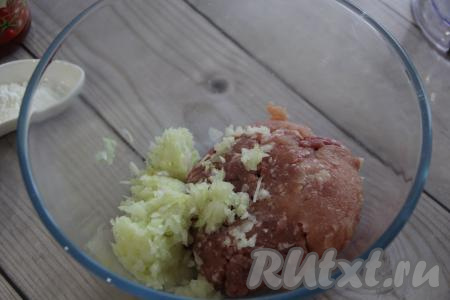 Лук можно измельчить в блендере или пропустить через мясорубку. Соединить фарш и лук.