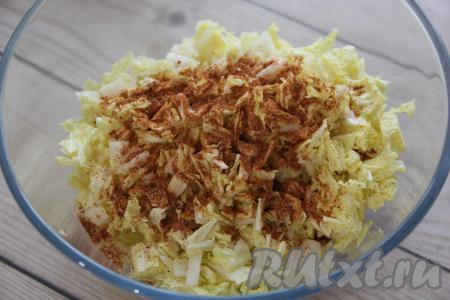 Добавить соль и специи по вкусу.