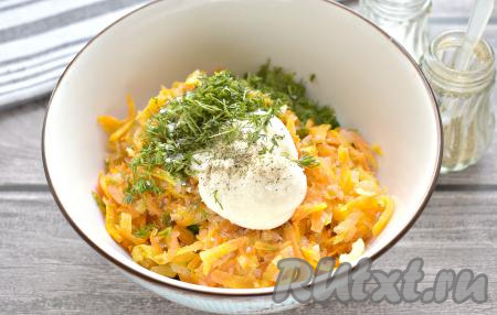 Добавляем в салат майонез, нарезанный укроп, чёрный молотый перец.