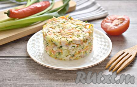 Салат можно подать в отдельном салатнике или порционно, используя небольшие креманки или сервировочное кольцо. Я подала салат "Обжорка" порционно, у меня получилось 2 порции.