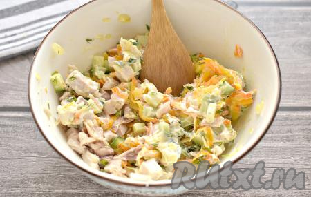 Очень хорошо перемешиваем, при необходимости, подсаливаем и наш салат "Обжорка" с варёным мясом курицы и свежим огурцом готов.