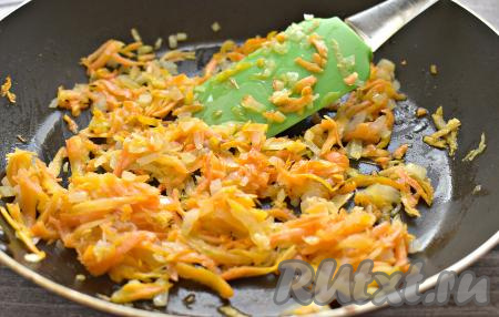 Хорошо прогреваем на сковороде растительное масло, огонь делаем средним, выкладываем лук и обжариваем его минуты 2-3, помешивая время от времени. Затем добавляем натёртую морковь, перемешиваем, обжариваем овощи до мягкости (примерно, 5-6 минут), затем, убрав с огня, полностью их остужаем.