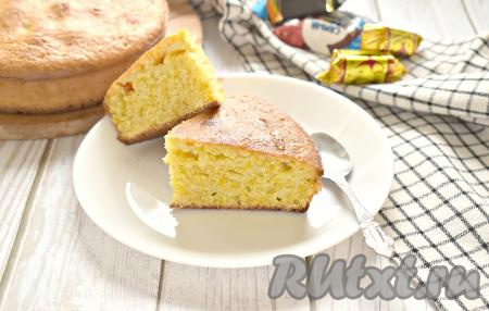 Остужаем выпечку, нарезаем на аппетитные кусочки и с удовольствием угощаемся. Манник, замешанный на сметане с тыквой, получился очень вкусным, в меру сладким и ароматным.