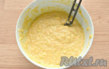 Тщательно ингредиенты перемешиваем, получается густое, вязкое тесто.