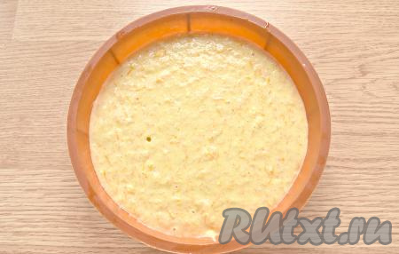 Форму для выпечки (я взяла силиконовую форму&nbsp;диаметром 18 см) смазываем чуть-чуть растительным маслом, выкладываем манно-тыквенное тесто. Ставим форму в прогретую духовку.