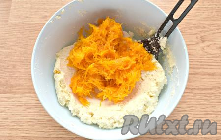 Тыкву отжимаем от сока и перекладываем в миску в получившуюся манную массу, снова хорошо перемешиваем.