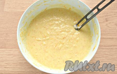 С помощью ложки, не торопясь, аккуратно вмешиваем белковую массу в тесто. В результате должно получиться в меру густое и нежное тесто для манника, оставляем его «отдохнуть» минут на 10.