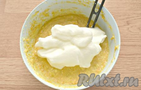 Белки вливаем в сухую посуду, добавляем щепотку соли, взбиваем миксером до получения стойкой белковой массы (мне на взбивание потребовалось около 2 минут), затем перекладываем в миску с тестом.