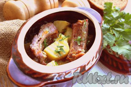 Картошка с копчёными рёбрышками в горшочке в духовке