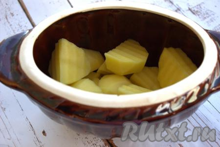 На дно каждого горшочка выложить картофель (я раскладывала по двум горшочкам). Несколько долек картошки оставить для верхнего слоя. Приправить картошечку по вкусу и желанию (я использовала универсальную приправу для картофеля), посолить. 