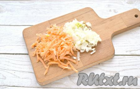 Сосиски для приготовления этого блюда выбирайте качественные и вкусные. В этот раз я готовила гречку с молочными сосисками. Очищаем морковку, зубчик чеснока и луковицу. Морковку натираем на средней тёрке. Чеснок нарезаем мелко, луковицу - на небольшие кусочки. 