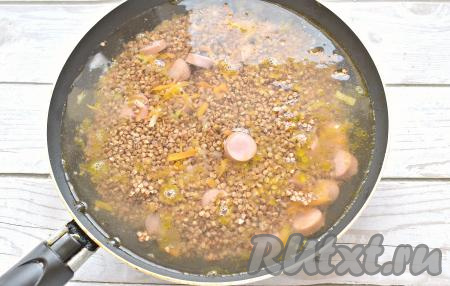 Содержимое сковороды заливаем тёплой кипячёной водой (или бульоном).