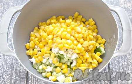 Кукурузу вначале откидываем на сито, а затем перекладываем в миску с салатом.