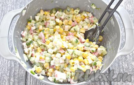 Перемешиваем ингредиенты салата и, по желанию, ставим в холодильник минут на 20-30.