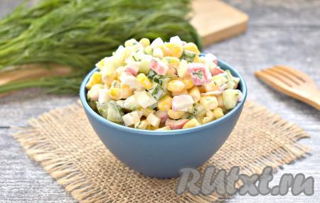 Классический крабовый салат, приготовленный с кукурузой и свежим огурцом без добавления варёного риса, получается ярким, сочным и очень вкусным.