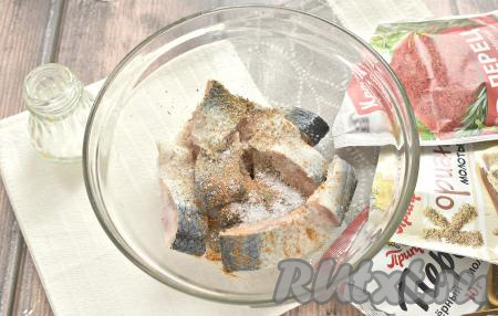 К кусочкам сельди всыпаем соль, молотые кориандр, красный и чёрный перцы.