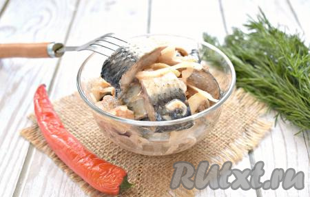 Пикантная и вкусная сельдь по-корейски с томатной пастой готова, к столу подаём в качестве закуски.