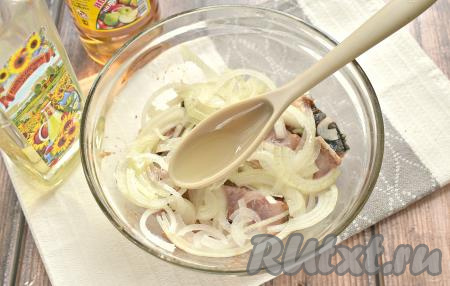 Вливаем к сельди и луку яблочный уксус, растительное масло без запаха, перемешиваем.