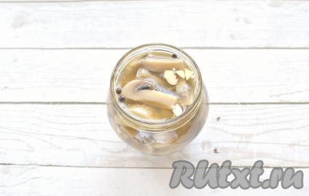 Шампиньоны перекладываем в чистую банку объёмом 500-600 миллилитров и заливаем лимонным маринадом из кастрюли. Накрываем баночку крышкой и убираем в холодильник на 1 час. Через час уже можно снимать пробу. Я мариную небольшое количество шампиньонов. В течение 2-3 дней они уже съедаются.